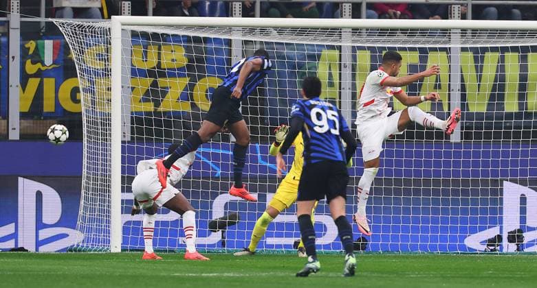 Inter Mailand - RB Leipzig Champions League Leipzig, 26.11.2024, Giuseppe-Meazza-Stadion, Fussball, UEFA Champions League, Spieltag 5 , RB Leipzig vs. FC Inter Mailand , Im Bild: Torchance für Mailand. Kopfball von Denzel Dumfries (2, Inter Mailand). ,