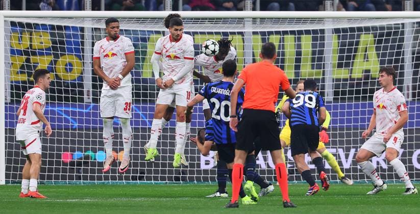 Inter Mailand - RB Leipzig Champions League Leipzig, 26.11.2024, Giuseppe-Meazza-Stadion, Fussball, UEFA Champions League, Spieltag 5 , RB Leipzig vs. FC Inter Mailand , Im Bild: Die Abwehrmauer von RB Leipzig blockt den Freistoß von Haklan Calhanoglu (20, Inter Mailand). ,