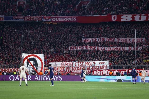 Fußball Champions League 5. Spieltag FC Bayern München - Paris Saint-Germain am 26.11.2024 in der Allianz Arena in München Spruchband Banner im FC Bayern München Fanblock