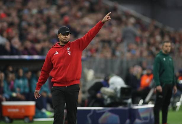 München, Deutschland, 26. November 2024: Fussball, Herren, Champions League, Saison 2024 2025, FC Bayern München - FC Paris Saint-Germain, Allianz Arena, 5.Spieltag Vincent Kompany, Trainer (FC Bayern München) hebt den linken Arm, Zeigefinger