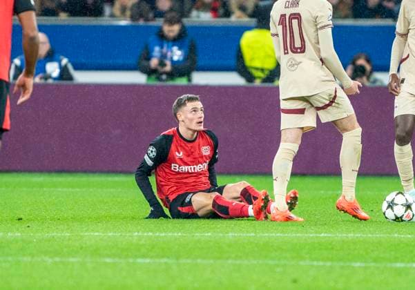 Florian Wirtz (Bayer 04 Leverkusen, 10) nach einem Foul auf dem Boden. 26.11.2024, Fussball: Bayer 04 Leverkusen - FC Salzburg, UEFA Champions League, Saison 2024 2025, Spieltag 5 Copyright: HMBxMedia xMarcoxBader