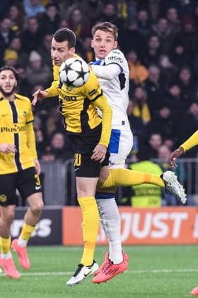 BERN, SWITZERLAND - NOVEMBER 26: Sandro Lauper of Young Boys L) controls the ball during the UEFA Champions League 2024 25 League Phase MD5 match between BSC Young Boys and Atalanta BC at Stadion Wankdorf on November 26, 2024 in Bern, Switzerland. Bern Stadion Wankdorf Bern Switzerland Copyright: xJustPictures.ch ManuelxWinterbergerx jp-en-EuSpIm-JP4_MAN_YB_Atalanta_26Nov2024_BE_01193