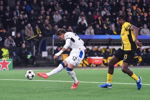 BERN, SWITZERLAND - NOVEMBER 26: Mateo Retegui of Atalanta L) scores his goal against Mohamed Ali Camara of Young Boys R) during the UEFA Champions League 2024 25 League Phase MD5 match between BSC Young Boys and Atalanta BC at Stadion Wankdorf on November 26, 2024 in Bern, Switzerland. Bern Stadion Wankdorf Bern Switzerland Copyright: xJustPictures.ch ManuelxWinterbergerx jp-en-EuSpIm-JP4_MAN_YB_Atalanta_26Nov2024_BE_01195