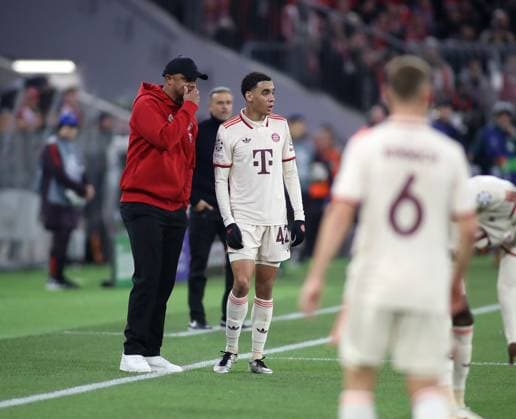 München, Deutschland, 26. November 2024: Fussball, Herren, Champions League, Saison 2024 2025, FC Bayern München - FC Paris Saint-Germain, Allianz Arena, 5.Spieltag Vincent Kompany, Trainer (FC Bayern München) (li.) gibt Jamal Musiala (FC Bayern München) (re.) Anweisungen am Spielfeldrand