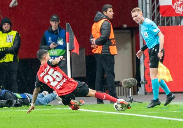 Exequiel Palacios (Bayer 04 Leverkusen, 25) versucht den Ball vor dem Aus zu klären. 26.11.2024, Fussball: Bayer 04 Leverkusen - FC Salzburg, UEFA Champions League, Saison 2024 2025, Spieltag 5 Copyright: HMBxMedia xMarcoxBader