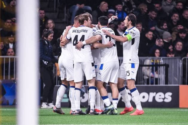 BERN, SWITZERLAND - NOVEMBER 26: Mateo Retegui of Atalanta celebrates his goal with team during the UEFA Champions League 2024 25 League Phase MD5 match between BSC Young Boys and Atalanta BC at Stadion Wankdorf on November 26, 2024 in Bern, Switzerland. Bern Stadion Wankdorf Bern Switzerland Copyright: xJustPictures.ch ManuelxWinterbergerx jp-en-EuSpIm-JP4_MAN_YB_Atalanta_26Nov2024_BE_01197