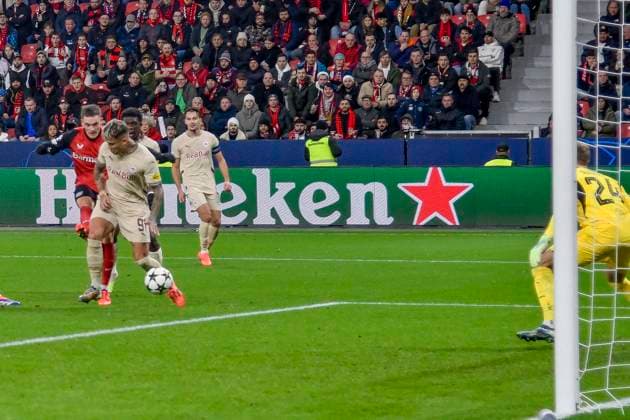 Florian Wirtz (Leverkusen 10) erzielt das Tor zum 3:0 26.11.2024 Fussball Champions League, Bayer Leverkusen vs RB Salzburg, BayArena, Leverkusen, NRW Germany