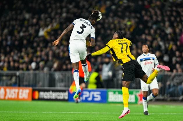 26 11 2024, Bern, Stadion Wankdorf, UEFA Champions League: Young Boys - Atalanta, 3 Emil Holm (Atalanta, left) in action against 77 Joel Monteiro (Young Boys, right) Bern Stadion Wankdorf Bern Switzerland Copyright: xJustPictures.ch KjetilxWaberx jp-en-KjWa-SF_241126_91288