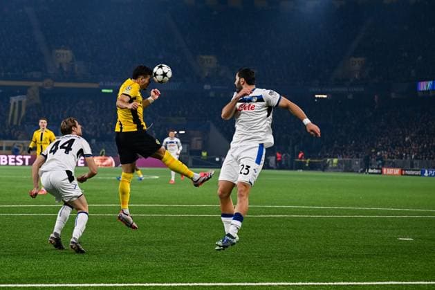 26 11 2024, Bern, Stadion Wankdorf, UEFA Champions League: Young Boys - Atalanta, 7 Filip Ugrinic (Young Boys, center) in action against 23 Sead Kolasinac (Atalanta, right) and 44 Leonardo Mendicino (Atalanta, left) Bern Stadion Wankdorf Bern Switzerland Copyright: xJustPictures.ch KjetilxWaberx jp-en-KjWa-SF_241126_91300