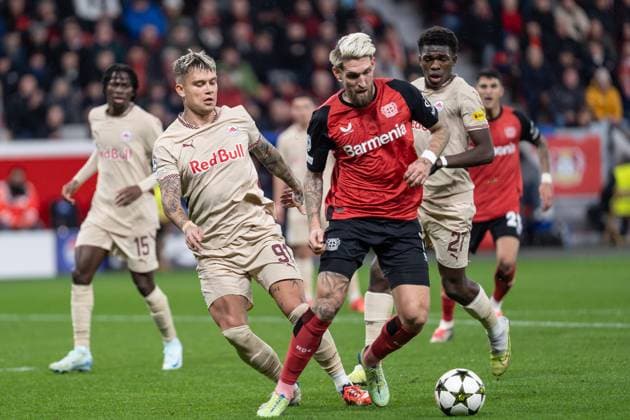 GER, UEFA Champions League, Bayer 04 Leverkusen vs FC Salzburg 26.11.2024, BayArena, Leverkusen, GER, UEFA Champions League, Bayer 04 Leverkusen vs FC Salzburg Im Bild: Zweikampf zwischen Robert Andrich (Bayer 04 Leverkusen, 8) Kamil PiÄÖtkowski (FC Salzburg, 91)