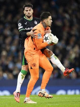 MANCHESTER - (l-r) Julian Carranza of Feyenoord, Manchester City FC goalkeeper Ederson during the UEFA Champions league match between Manchester City FC and Feyenoord at Etihad Stadium on Nov. 26, 2024 in Manchester, England. ANP KOEN VAN WEEL UEFA Champions League 2024 25 League Phase MD5 2024 25 xVIxANPxSportx xxANPxIVx 514344692 originalFilename: 514344692.jpg