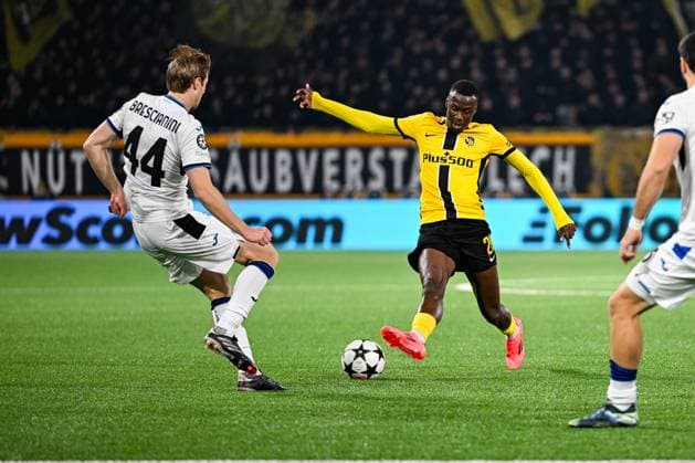 26 11 2024, Bern, Stadion Wankdorf, UEFA Champions League: Young Boys - Atalanta, 20 Cheikh Niasse (Young Boys, right) in action against 44 Leonardo Mendicino (Atalanta, left) Bern Stadion Wankdorf Bern Switzerland Copyright: xJustPictures.ch KjetilxWaberx jp-en-KjWa-SF_241126_91304