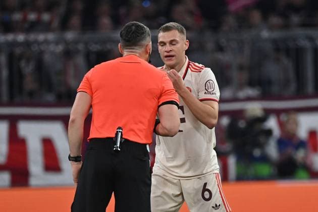 26.11.2024, xjrdrx, Fussball UEFA Champions League, FC Bayern Muenchen - Paris St.Germain emspor, v.l. Schiedsrichter Referee Istvan Kovacs (Rumänien) Joshua Kimmich (FC Bayern Muenchen) gibt Anweisungen, gestikuliert, mit den Armen gestikulieren gives instructions, gesticulate (DFL DFB REGULATIONS PROHIBIT ANY USE OF PHOTOGRAPHS as IMAGE SEQUENCES and or QUASI-VIDEO) Muenchen