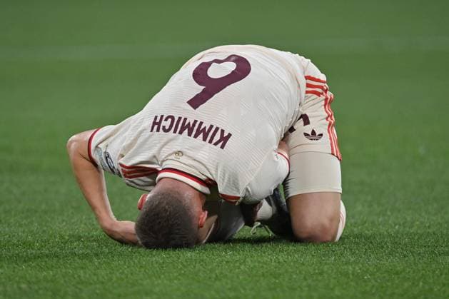26.11.2024, xjrdrx, Fussball UEFA Champions League, FC Bayern Muenchen - Paris St.Germain emspor, v.l. Joshua Kimmich (FC Bayern Muenchen) verletzt, Verletzung, Schmerz, Schmerzen (DFL DFB REGULATIONS PROHIBIT ANY USE OF PHOTOGRAPHS as IMAGE SEQUENCES and or QUASI-VIDEO) Muenchen