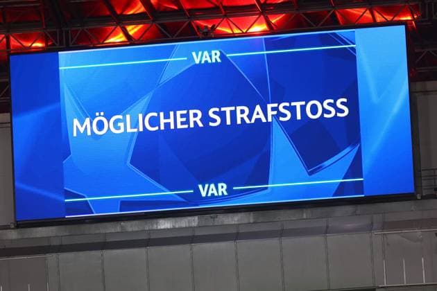 VAR Einsatz. Moeglicher Elfmeter fuer Bayer Leverkusen. Bayer 04 Leverkusen vs. FC Salzburg, Fussball, UEFA Champions League, 5. Spieltag, 26.11.2024 Foto: kolbert-press Ant Palmer BayArena NRW Deutschland