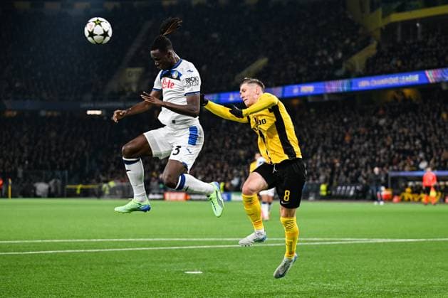 26 11 2024, Bern, Stadion Wankdorf, UEFA Champions League: Young Boys - Atalanta, 3 Emil Holm (Atalanta, left) in action against 8 Lukasz Lakomy (Young Boys, right) Bern Stadion Wankdorf Bern Switzerland Copyright: xJustPictures.ch KjetilxWaberx jp-en-KjWa-SF_241126_91305