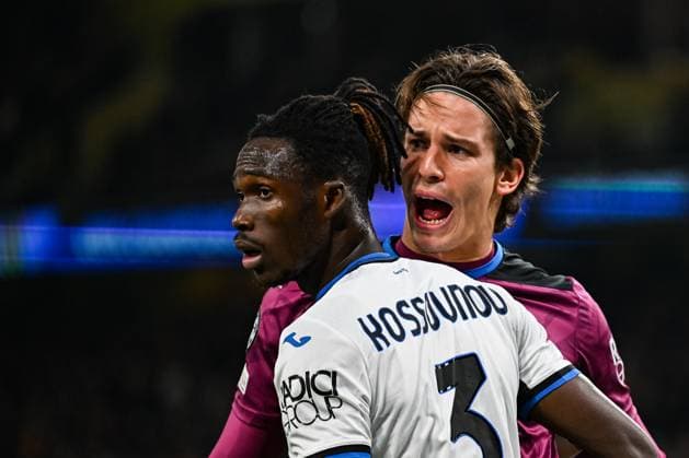 Sport Bilder des Tages 26 11 2024, Bern, Stadion Wankdorf, UEFA Champions League: Young Boys - Atalanta, 29 Marco Carnesecchi (Atalanta, right) and 3 Emil Holm (Atalanta, left) Bern Stadion Wankdorf Bern Switzerland Copyright: xJustPictures.ch KjetilxWaberx jp-en-KjWa-SF_241126_91306