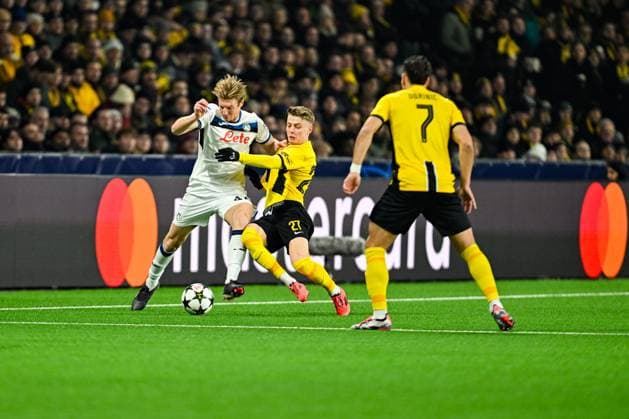26 11 2024, Bern, Stadion Wankdorf, UEFA Champions League: Young Boys - Atalanta, 27 Lewin Blum (Young Boys, right) in action against 44 Leonardo Mendicino (Atalanta, left) Bern Stadion Wankdorf Bern Switzerland Copyright: xJustPictures.ch KjetilxWaberx jp-en-KjWa-SF_241126_91293