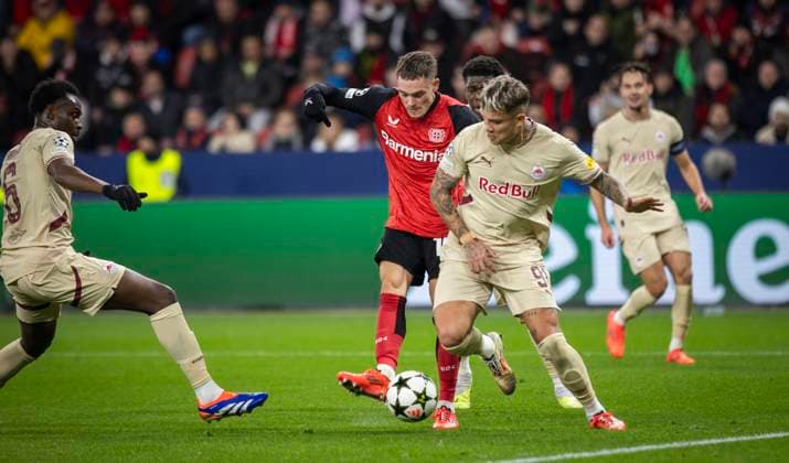 Leverkusen, Germany. 26th Nov 2024. . Tor zum 3:0 von Florian Wirtz (LEV) gegen Kamil Piatkowski und Lucas Gourna-Douath (FCS) Bayer Leverkusen - FC Salzburg 26.11.2024