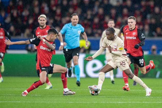 26.11.2024, Fussball: UEFA Champions League, Saison 2024 2025, Spieltag 05, Bayer 04 Leverkusen - FC Salzburg in der BayArena in Leverkusen. Zweikampf zwischen Exequiel Palacios (Bayer 04 Leverkusen, 25) und Dorgeles Nene (Red Bull Salzburg, 45). Foto: Kirchner-Media TH Copyright: xKirchner-Media THx
