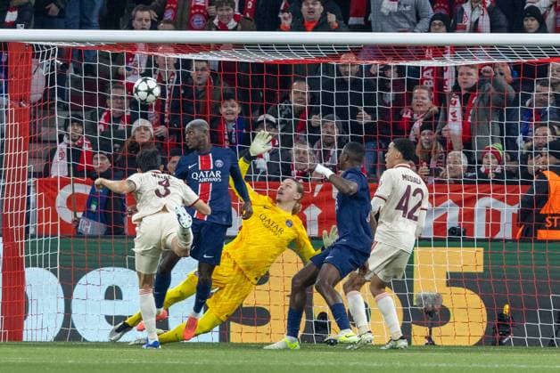 Minjae Kim (FC Bayern Muenchen) koepft das Tor zum 1:0, FC Bayern Muenchen vs. Paris Saint-Germain, Champions League, Fussball, 5. Spieltag, 26.11.2024 Muenchen Bayern Deutschland