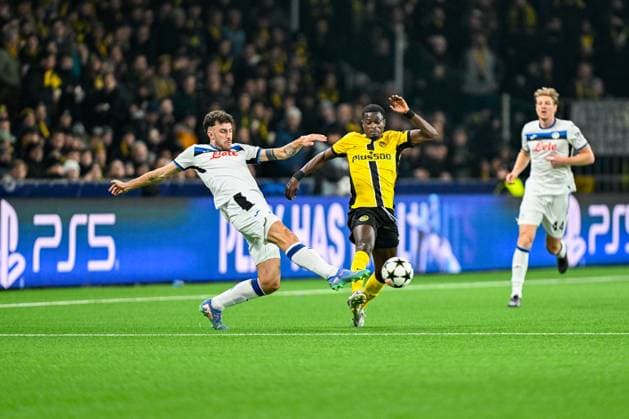 26 11 2024, Bern, Stadion Wankdorf, UEFA Champions League: Young Boys - Atalanta, 11 Ebrima Colley (Young Boys, right) in action against 22 Matteo Ruggeri (Atalanta, left) Bern Stadion Wankdorf Bern Switzerland Copyright: xJustPictures.ch KjetilxWaberx jp-en-KjWa-SF_241126_91296