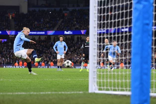 Football - UEFA Champions League - League Phase - Manchester City v Feyenoord 26th November 2024 - UEFA Champions League - League Phase - Manchester City v Feyenoord - Erling Haaland of Manchester City scores the opening goal from the penalty spot - Photo: Simon Stacpoole Offside. Manchester UK Copyright: xSimonxStacpoolexOffside