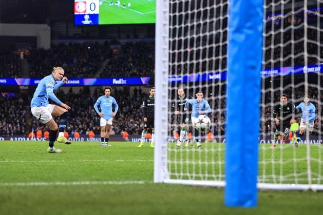 Sport Themen der Woche KW48 Sport Bilder des Tages Football - UEFA Champions League - League Phase - Manchester City v Feyenoord 26th November 2024 - UEFA Champions League - League Phase - Manchester City v Feyenoord - Erling Haaland of Manchester City scores the opening goal from the penalty spot - Photo: Simon Stacpoole Offside. Manchester UK *** Fußball UEFA-Champions-League-Phase Manchester City gegen Feyenoord 26. November 2024 UEFA-Champions-League-Phase Manchester City gegen Feyenoord Erling Haaland von Manchester City erzielt den Führungstreffer vom Elfmeterpunkt Foto Simon Stacpoole Abseits Manchester UK  Copyright: xSimonxStacpoolexOffside