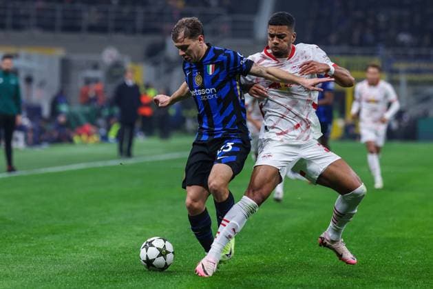 CALCIO - UEFA Champions League - Inter - FC Internazionale vs RB Leipzig Nicolo Barella of FC Internazionale competes for the ball with Benjamin Henrichs of RB Leipzig during UEFA Champions League 2024 25 League Phase - Matchday5 football match between FC Internazionale and RB Leipzig at San Siro Stadium Milan Italy  Copyright: xIPAxSport ABACAx