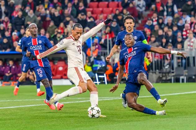 GER, UEFA CL, FC Bayern Muenchen (GER) vs Paris Saint-Germain (FRA) 26.11.2024, Allianz Arena, Muenchen, GER, UEFA CL, FC Bayern Muenchen (GER) vs Paris Saint-Germain (FRA) , UEFA regulations prohibit any use of photographs as image sequences and or quasi-video, im Bild Leroy SanŽ Sane (FCB 10) im Zweikampf gegen Willian Pacho (PSG 51)