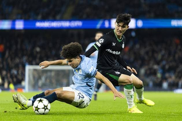 MANCHESTER - (l-r) Rico Lewis of Manchester City FC, In-beom Hwang of Feyenoord during the UEFA Champions league match between Manchester City FC and Feyenoord at Etihad Stadium on Nov. 26, 2024 in Manchester, England. ANP KOEN VAN WEEL UEFA Champions League 2024 25 League Phase MD5 2024 25 xVIxANPxSportx xxANPxIVx 514346511 originalFilename: 514346511.jpg