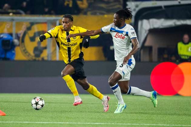 Joel Monteiro (BSC Young Boys, 77) und Odilon Kossounou (Atalanta Bergamo, 03) im Laufduell , Fussball, UEFA Champions League, 5. Spieltag, 2024 2025, Young Boys Bern vs. Atalanta Bergamo, 26.11.2024, Stadion Wankdorf, Bern, Schweiz Bern Stadion Wankdorf Kanton Bern Schweiz Copyright: xGrantxHubbsx