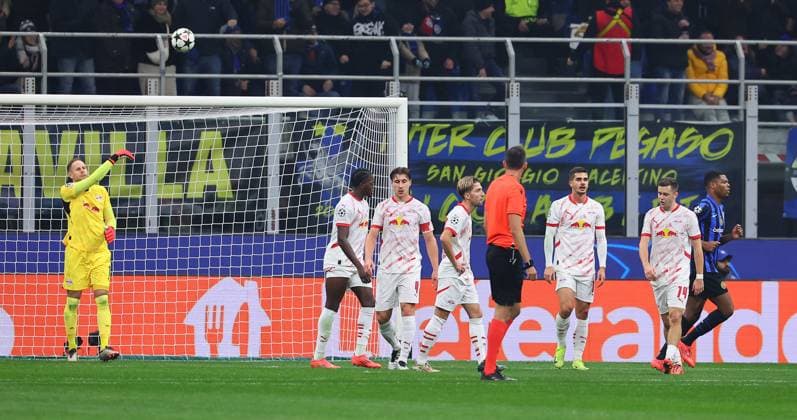 Inter Mailand - RB Leipzig Champions League Leipzig, 26.11.2024, Giuseppe-Meazza-Stadion, Fussball, UEFA Champions League, Spieltag 5 , RB Leipzig vs. FC Inter Mailand , Im Bild: Tor für Inter Mailand. Castello Lukeba (23, RB Leipzig) per Eigentor trifft zum 1:0. Enttäuschung bei RB Leipzig,