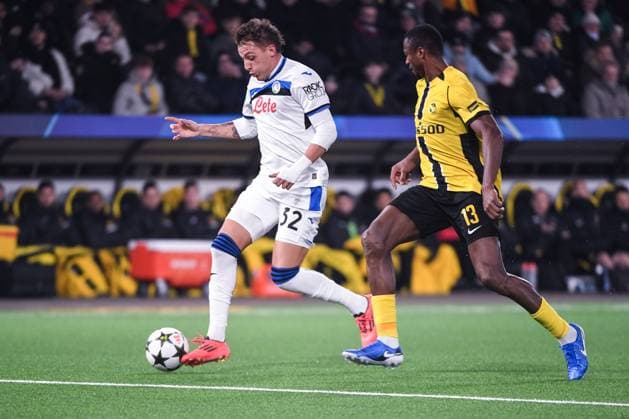 BERN, SWITZERLAND - NOVEMBER 26: Mateo Retegui of Atalanta L) against Mohamed Ali Camara of Young Boys R) during the UEFA Champions League 2024 25 League Phase MD5 match between BSC Young Boys and Atalanta BC at Stadion Wankdorf on November 26, 2024 in Bern, Switzerland. Bern Stadion Wankdorf Bern Switzerland Copyright: xJustPictures.ch ManuelxWinterbergerx jp-en-EuSpIm-JP4_MAN_YB_Atalanta_26Nov2024_BE_01213
