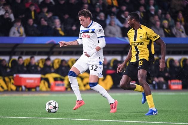 BERN, SWITZERLAND - NOVEMBER 26: Mateo Retegui of Atalanta L) against Mohamed Ali Camara of Young Boys R) during the UEFA Champions League 2024 25 League Phase MD5 match between BSC Young Boys and Atalanta BC at Stadion Wankdorf on November 26, 2024 in Bern, Switzerland. Bern Stadion Wankdorf Bern Switzerland Copyright: xJustPictures.ch ManuelxWinterbergerx jp-en-EuSpIm-JP4_MAN_YB_Atalanta_26Nov2024_BE_01214