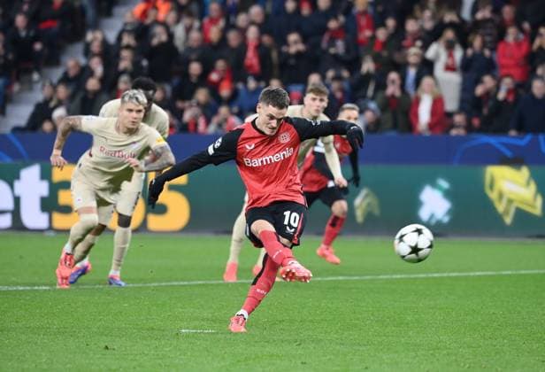 Florian Wirtz (Bayer 04 Leverkusen) verwandelt den Elfmeter zum 1:0 26.11.2024, Fussball UEFA Champions League 2024 25, 5. Spieltag Bayer 04 Leverkusen - RB Salzburg Leverkusen BayArena Nordrhein Westfalen Deutschland