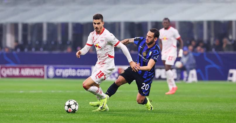 Inter Mailand - RB Leipzig Champions League Leipzig, 26.11.2024, Giuseppe-Meazza-Stadion, Fussball, UEFA Champions League, Spieltag 5 , RB Leipzig vs. FC Inter Mailand , Im Bild v.l.: Andre Silva (19, RB Leipzig), Haklan Calhanoglu (20, Inter Mailand). ,