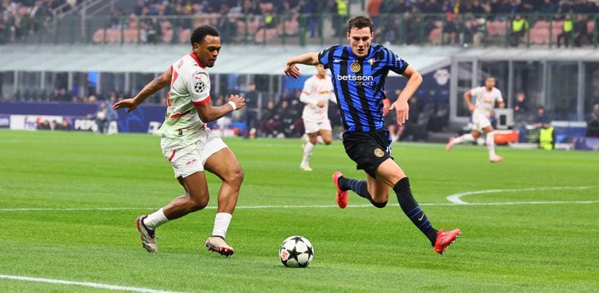 Inter Mailand - RB Leipzig Champions League Leipzig, 26.11.2024, Giuseppe-Meazza-Stadion, Fussball, UEFA Champions League, Spieltag 5 , RB Leipzig vs. FC Inter Mailand , Im Bild v.l.: Lois Openda (11, RB Leipzig), Benjamin Pavard (28, Inter Mailand). ,