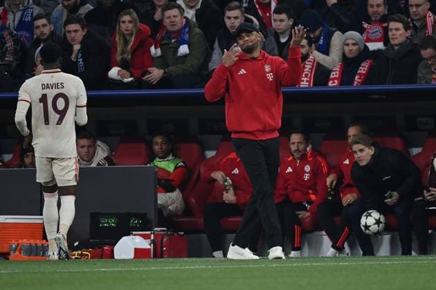 26.11.2024, xjrdrx, Fussball UEFA Champions League, FC Bayern Muenchen - Paris St.Germain emspor, v.l. Trainer head coach Vincent Kompany (FC Bayern Muenchen) gibt Anweisungen, gestikuliert, mit den Armen gestikulieren gives instructions, gesticulate (DFL DFB REGULATIONS PROHIBIT ANY USE OF PHOTOGRAPHS as IMAGE SEQUENCES and or QUASI-VIDEO) Muenchen