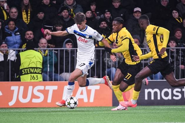 BERN, SWITZERLAND - NOVEMBER 26: Charles De Ketelaere of Atalanta L) against Joel Monteiro of Young Boys R) during the UEFA Champions League 2024 25 League Phase MD5 match between BSC Young Boys and Atalanta BC at Stadion Wankdorf on November 26, 2024 in Bern, Switzerland. Bern Stadion Wankdorf Bern Switzerland Copyright: xJustPictures.ch ManuelxWinterbergerx jp-en-EuSpIm-JP4_MAN_YB_Atalanta_26Nov2024_BE_01227