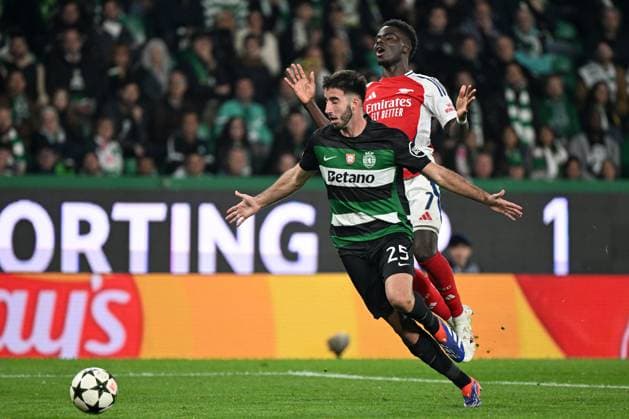 Goncalo Inacio of Sporting CP battles with Bukayo Saka of Arsenal Sporting Lisbon v Arsenal, UEFA Champions League, Group Stage, Football, Estadio Jose Alvalade, Lisbon, Portugal - 26 Nov 2024 EDITORIAL USE ONLY No use with unauthorised audio, video, data, fixture lists, club league logos or live services. Online in-match use limited to 120 images, no video emulation. No use in betting, games or single club league player publications.  Copyright: xZedxJameson Shutterstockx 14940177dk
