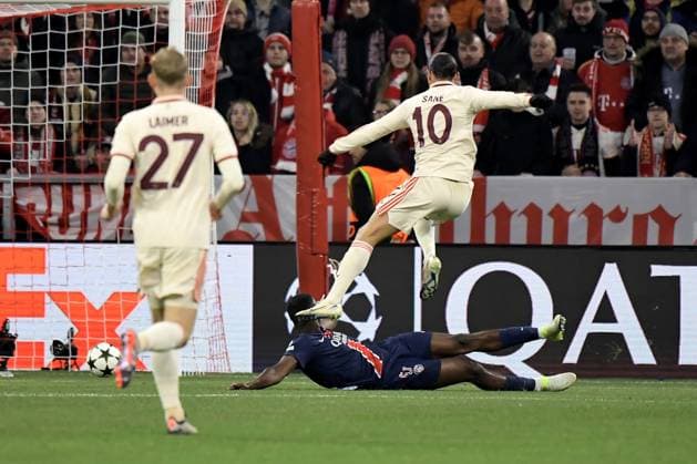 26.11.2024, xemx, Fussball UEFA Champions League, FC Bayern Muenchen - Paris St.Germain emspor, v.l. Torschuss Leroy Sane (FC Bayern Muenchen) Willian Pacho (PSG Paris St.Germain) Zweikampf, Aktion, action, battle for the ball (DFL DFB REGULATIONS PROHIBIT ANY USE OF PHOTOGRAPHS as IMAGE SEQUENCES and or QUASI-VIDEO) Muenchen