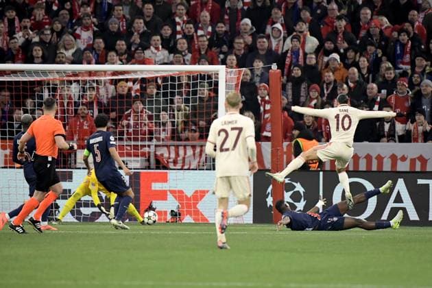 26.11.2024, xemx, Fussball UEFA Champions League, FC Bayern Muenchen - Paris St.Germain emspor, v.l. Torschuss Leroy Sane (FC Bayern Muenchen) Willian Pacho (PSG Paris St.Germain) Zweikampf, Aktion, action, battle for the ball Matvey Safonov (PSG Paris St.Germain) (DFL DFB REGULATIONS PROHIBIT ANY USE OF PHOTOGRAPHS as IMAGE SEQUENCES and or QUASI-VIDEO) Muenchen