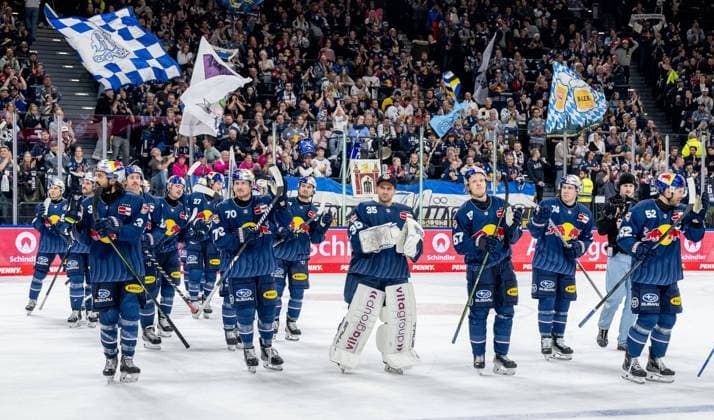 Sport Themen der Woche KW48 Sport Bilder des Tages Die Muenchner feiern den Sieg vor den Fans in der Nordkurve. GER, EHC Red Bull Muenchen vs. Schwenninger Wild Wings, Eishockey, DEL, 20. Spieltag, Saison 2024 2025, 26.11.2024. GER, EHC Red Bull Muenchen vs. Schwenninger Wild Wings, Eishockey, DEL, 20. Spieltag, Saison 2024 2025, 26.11.2024. Muenchen *** Munich celebrate the victory in front of the fans in the Nordkurve GER, EHC Red Bull Muenchen vs Schwenninger Wild Wings, Ice Hockey, DEL, Matchday 20, Season 2024 2025, 26 11 2024 GER, EHC Red Bull Muenchen vs Schwenninger Wild Wings, Ice Hockey, DEL, Matchday 20, Season 2024 2025, 26 11 2024 Muenchen Copyright: xEibner-Pressefoto HeikexFeinerx EP_HFR