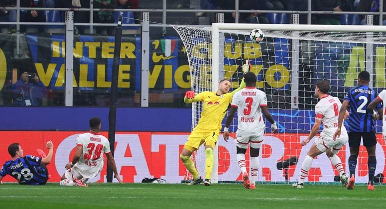 Inter Mailand - RB Leipzig Champions League Leipzig, 26.11.2024, Giuseppe-Meazza-Stadion, Fussball, UEFA Champions League, Spieltag 5 , RB Leipzig vs. FC Inter Mailand , Im Bild: Torchance für Mailand. Benjamin Pavard (28, Inter Mailand), Benjamin Henrichs (39, RB Leipzig), Torwart Peter Gulacsi (1, RB Leipzig), Lutsharel Geertruida ( 3, RBL). ,