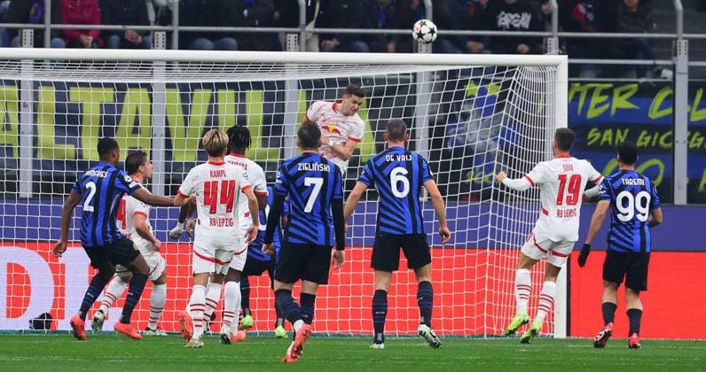Inter Mailand - RB Leipzig Champions League Leipzig, 26.11.2024, Giuseppe-Meazza-Stadion, Fussball, UEFA Champions League, Spieltag 5 , RB Leipzig vs. FC Inter Mailand , Im Bild: Torchance für Mailand. Christoph Baumgartner (14, RB Leipzig) rettet auf der Linie. ,