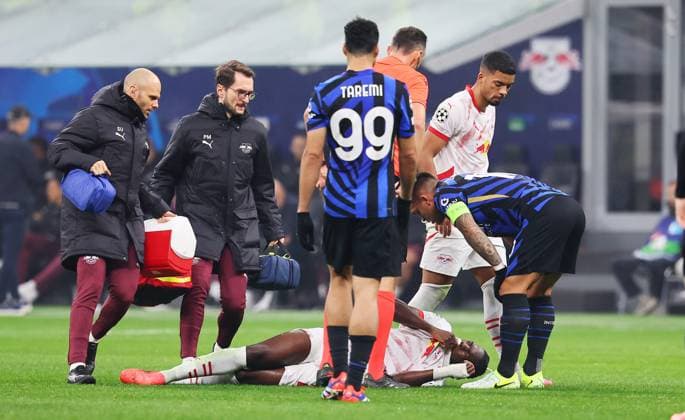 Inter Mailand - RB Leipzig Champions League Leipzig, 26.11.2024, Giuseppe-Meazza-Stadion, Fussball, UEFA Champions League, Spieltag 5 , RB Leipzig vs. FC Inter Mailand , Im Bild: Castello Lukeba (23, RB Leipzig) muß wegen einer Verletzung behandelt werden. ,
