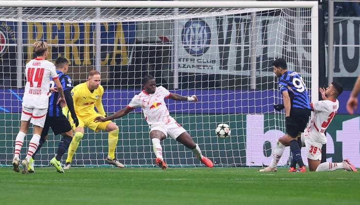 Sport Bilder des Tages Inter Mailand - RB Leipzig Champions League Leipzig, 26.11.2024, Giuseppe-Meazza-Stadion, Fussball, UEFA Champions League, Spieltag 5 , RB Leipzig vs. FC Inter Mailand , Im Bild: Leipziger Abwehr mit Castello Lukeba (23, RB Leipzig), Benjamin Henrichs (39, RB Leipzig) gegen Mehdi Taremi (99, Inter Mailand). ,