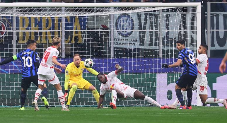 Inter Mailand - RB Leipzig Champions League Leipzig, 26.11.2024, Giuseppe-Meazza-Stadion, Fussball, UEFA Champions League, Spieltag 5 , RB Leipzig vs. FC Inter Mailand , Im Bild: Leipziger Abwehr mit Castello Lukeba (23, RB Leipzig), Benjamin Henrichs (39, RB Leipzig) gegen Mehdi Taremi (99, Inter Mailand). ,