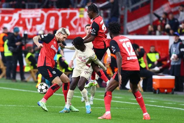 Moussa Yeo 49 (FC Salzburg) im Zweikampf, Aktion, mit Robert Andrich 8 (Bayer 04 Leverkusen) Jeremie Frimpong 30 (Bayer 04 Leverkusen) Edmond Tapsoba 12 (Bayer 04 Leverkusen) Bayer 04 Leverkusen vs. FC Salzburg, Fussball, UEFA Champions League, 5. Spieltag, 26.11.2024 Foto: kolbert-press Ant Palmer BayArena NRW Deutschland